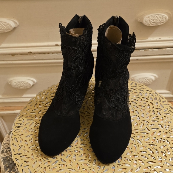 Black lacy mesh booties in new condition Sz  42 🩴